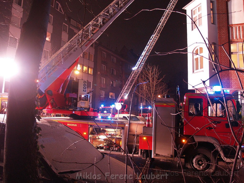 Feuer 3 Dachstuhlbrand Koeln Muelheim Gluecksburgstr P188.JPG